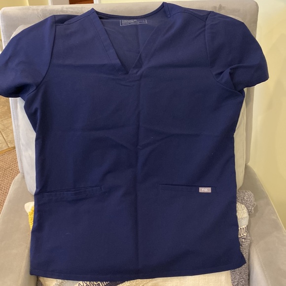 Figs scrubs with jogger bottoms - Picture 1 of 4